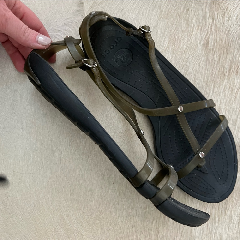 Crocs sz7 black and dark green straps cute strap details